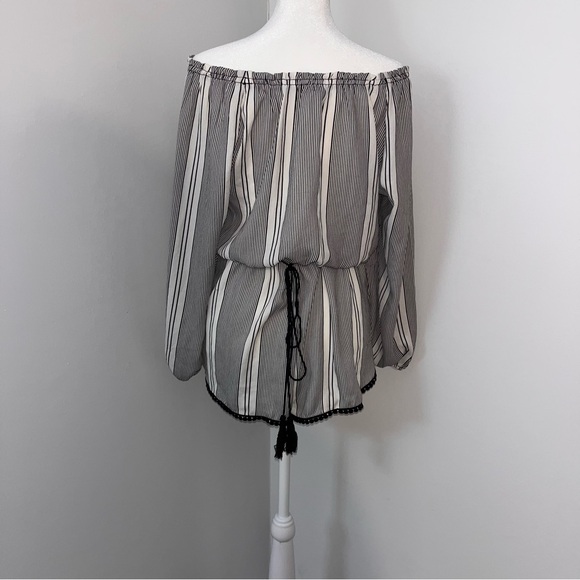 Striped‎ Off-Shoulder Romper. - Picture 2 of 8